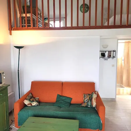 Appt T2 Mezzanine Classe Renove 2026 Avec Vue Paranomique Sur La Marina Et La Oriente Nord Est Et Dote De Plafonds Hauts, Cet Reste Naturellement Frais Et Aere!