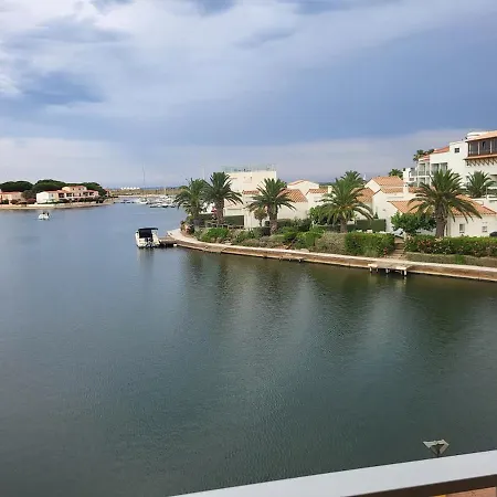 Appt T2 Mezzanine Classe Renove 2026 Avec Vue Paranomique Sur La Marina Et La Oriente Nord Est Et Dote De Plafonds Hauts, Cet Reste Naturellement Frais Et Aere! 圣西普里安
