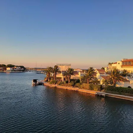 Appt T2 Mezzanine Classe Renove 2026 Avec Vue Paranomique Sur La Marina Et La Oriente Nord Est Et Dote De Plafonds Hauts, Cet Reste Naturellement Frais Et Aere! 圣西普里安